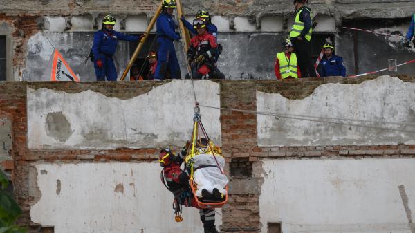 ES MSAR and AT LUSAR team members are rescuing a victim from a building.