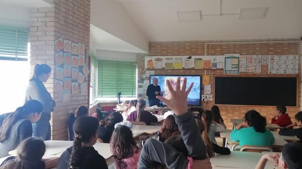 Prof. Crocetti from University of Camerino explaining to the classroom about the earthquakes