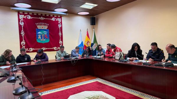 Meeting with officials, emergency services personnel and political representatives to explain and discuss the progress of the VOLCAN project.